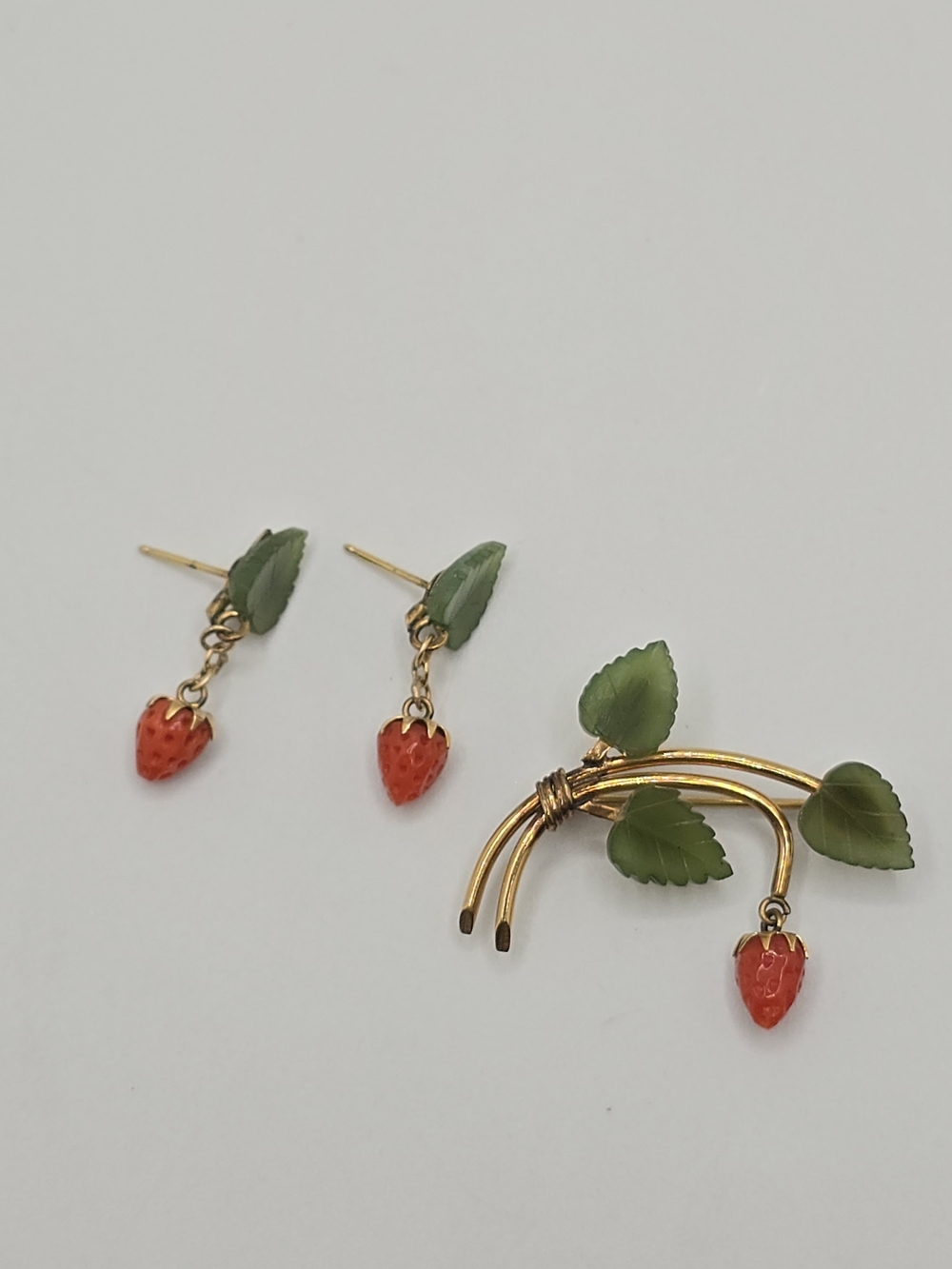 Vintage WRE 1/20 12K Gold Filled Carved Stone Strawberry Brooch Earrings Set